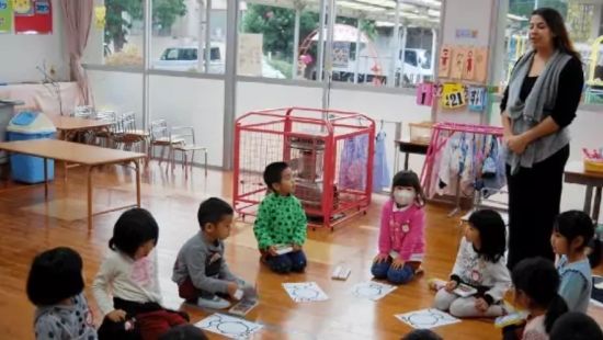 a JET program teacher instructing young students