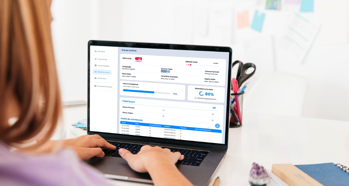 HR Portal Una persona que usa una computadora portátil que muestra un panel académico con barras de progreso, detalles del curso y tareas futuras en un entorno de oficina en casa. Al fondo se ven material de oficina y papeles cuidadosamente ordenados.